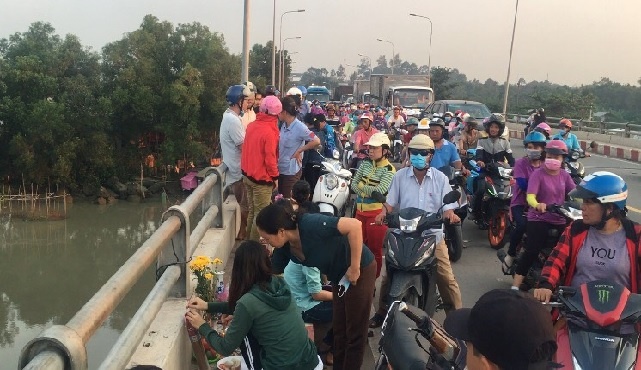 bỏ lại bạn gái rồi nhảy cầu ảnh 1 bo lai ban gai roi nhay cau anh 1