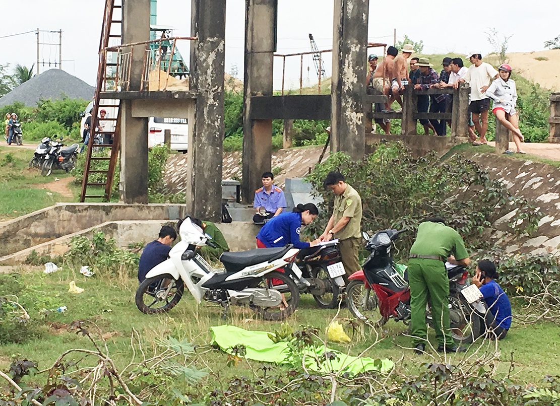 Thanh nien 9X tu vong vi truot chan roi xuong kenh hinh anh