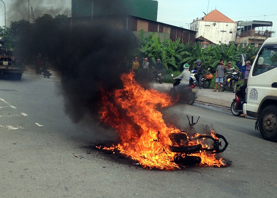 Hai chi em bo chay thoat than vi xe may boc chay du doi hinh anh