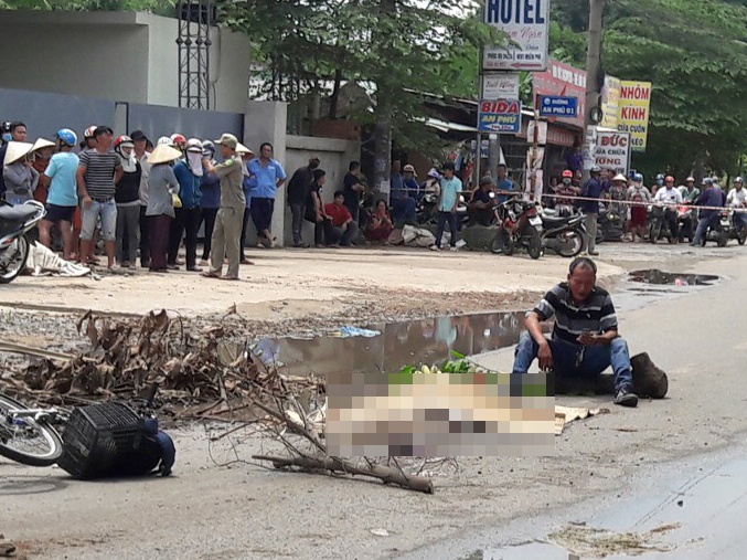 Nga xe khi tranh o ga, nu sinh bi xe dau keo can tu vong hinh anh