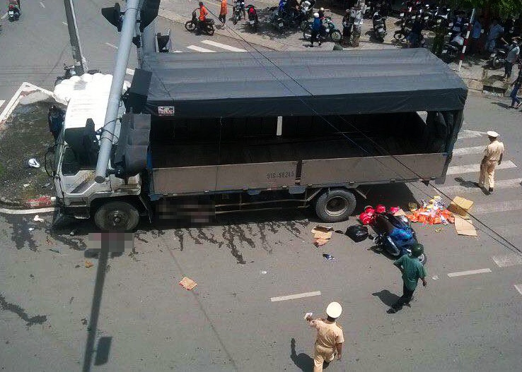 Xe tai tong nguoi di xe may dung den do hinh anh