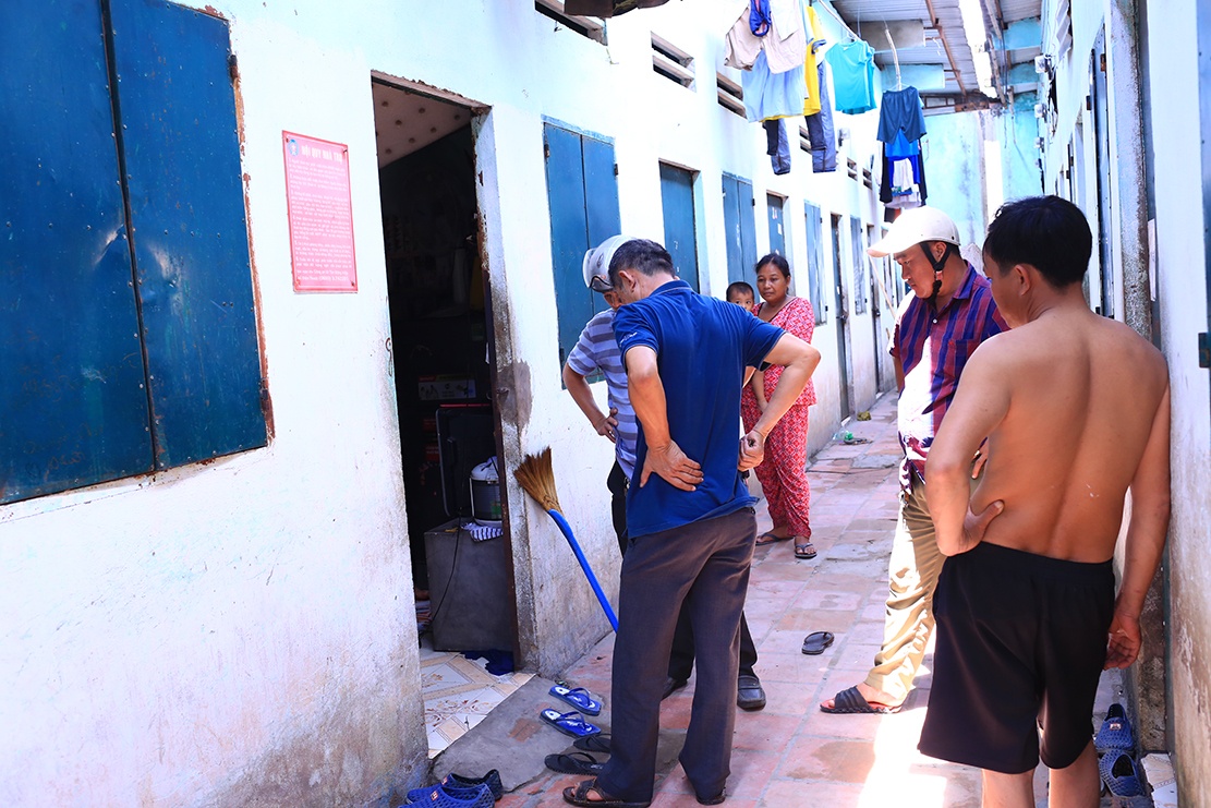 Ke do xang vao phong tro, phong hoa thieu song ca gia dinh bi bat hinh anh