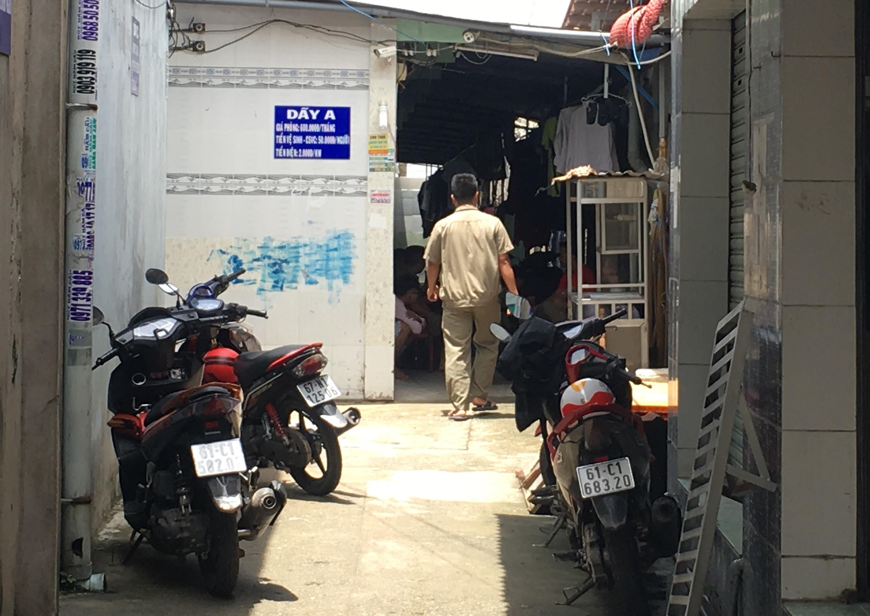 Cap doi nguy kich trong phong tro voi nhieu vet dam tren co the hinh anh