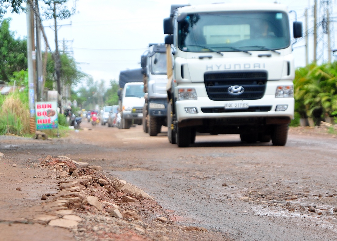Duong sut lun duoi banh oto chay ne tram thu phi BOT hinh anh