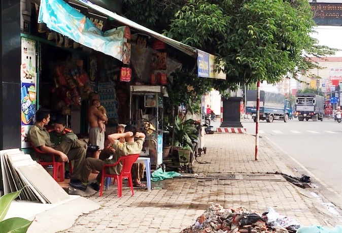 Nguoi bo tre de lai con nho ben duong roi tu thieu hinh anh