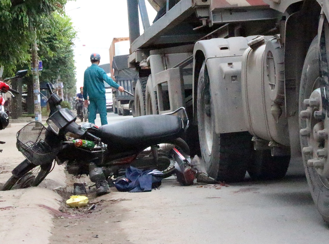 Xe bon can qua 2 thanh nien nga tren pho hinh anh