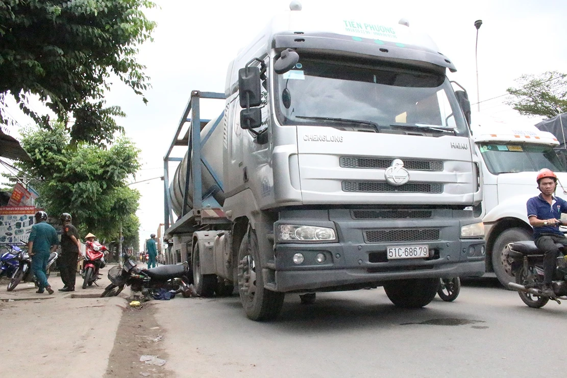 2 thanh nien nga ra duong bi xe can anh 1