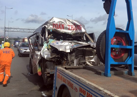 Oto khach va cham xe dau keo container tren cao toc, 4 nguoi bi thuong hinh anh