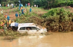 2 oto bi nuoc cuon troi khi vuot dap tran, 9 nguoi may man thoat chet hinh anh