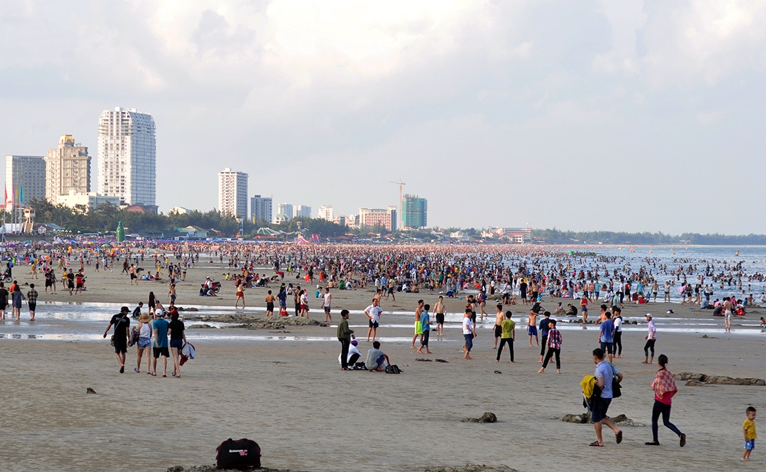 Bien Vung Tau dong nghit nguoi trong ngay dau nghi le hinh anh