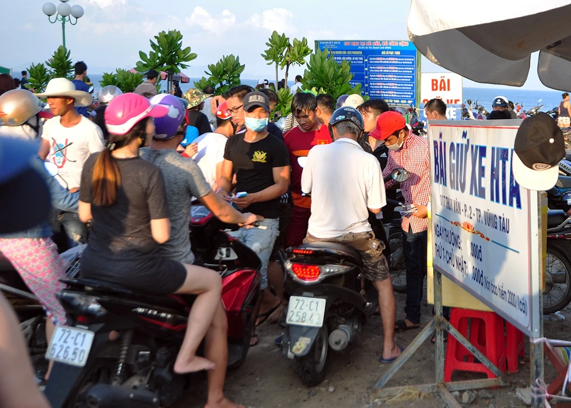 Du khach do ve bien Vung Tau dip le anh 7