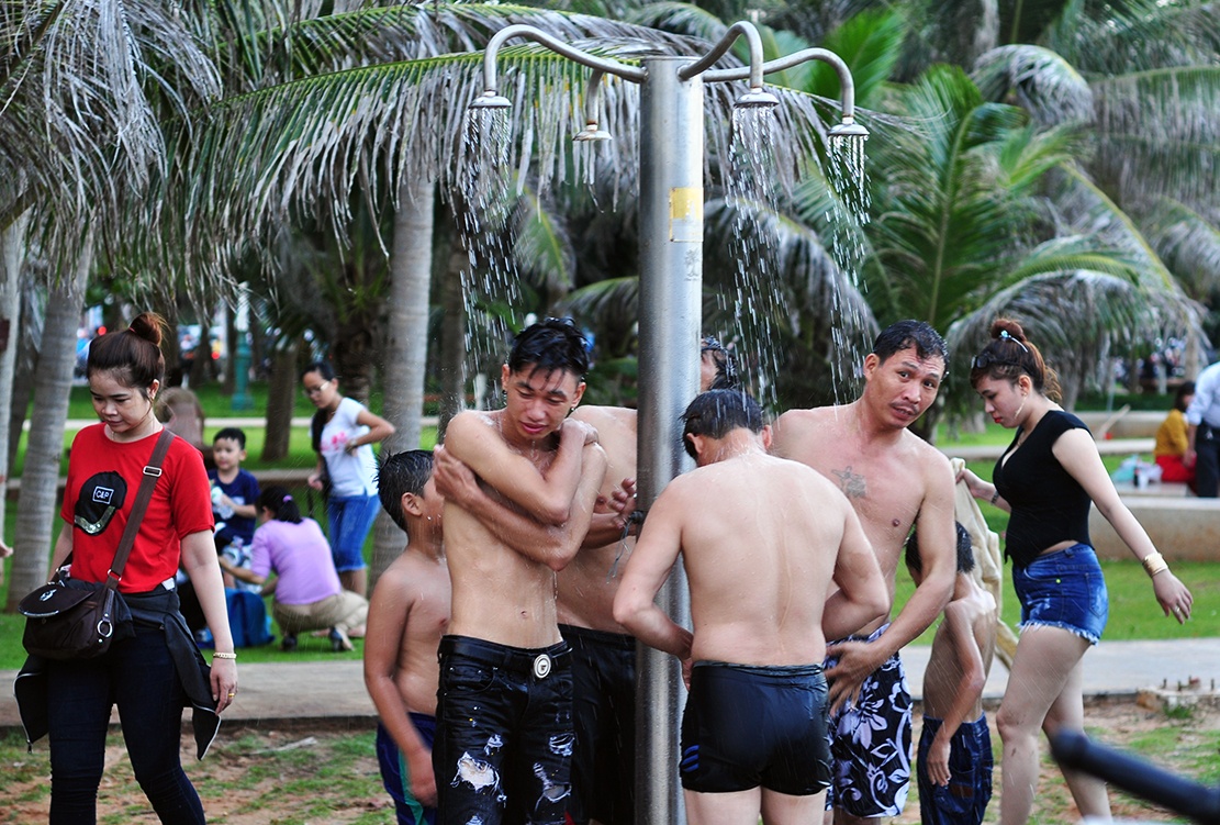 Du khach do ve bien Vung Tau dip le anh 10