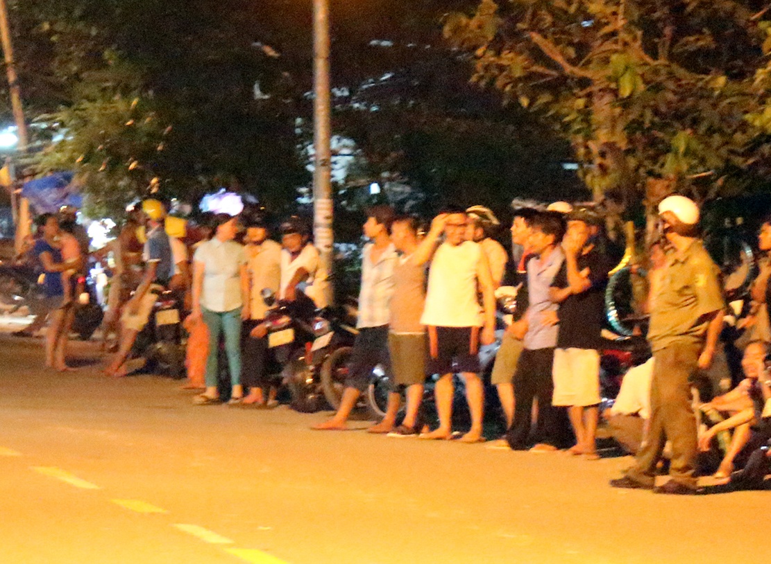 Nhom thanh nien danh cong an xa va dan phong vi bi nhac nho hinh anh