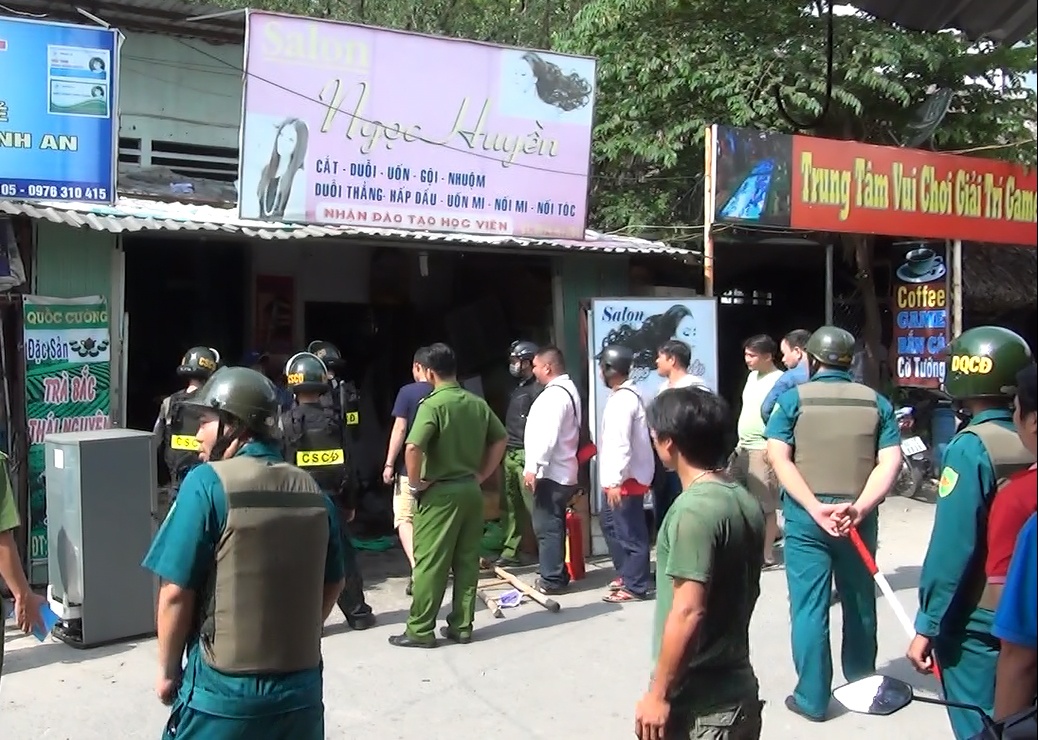 Thanh nien co thu trong tiem toc suot 5 gio, doa kich no gas hinh anh