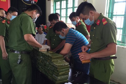 Bat hai nguoi mang sung van chuyen 85 banh heroin hinh anh