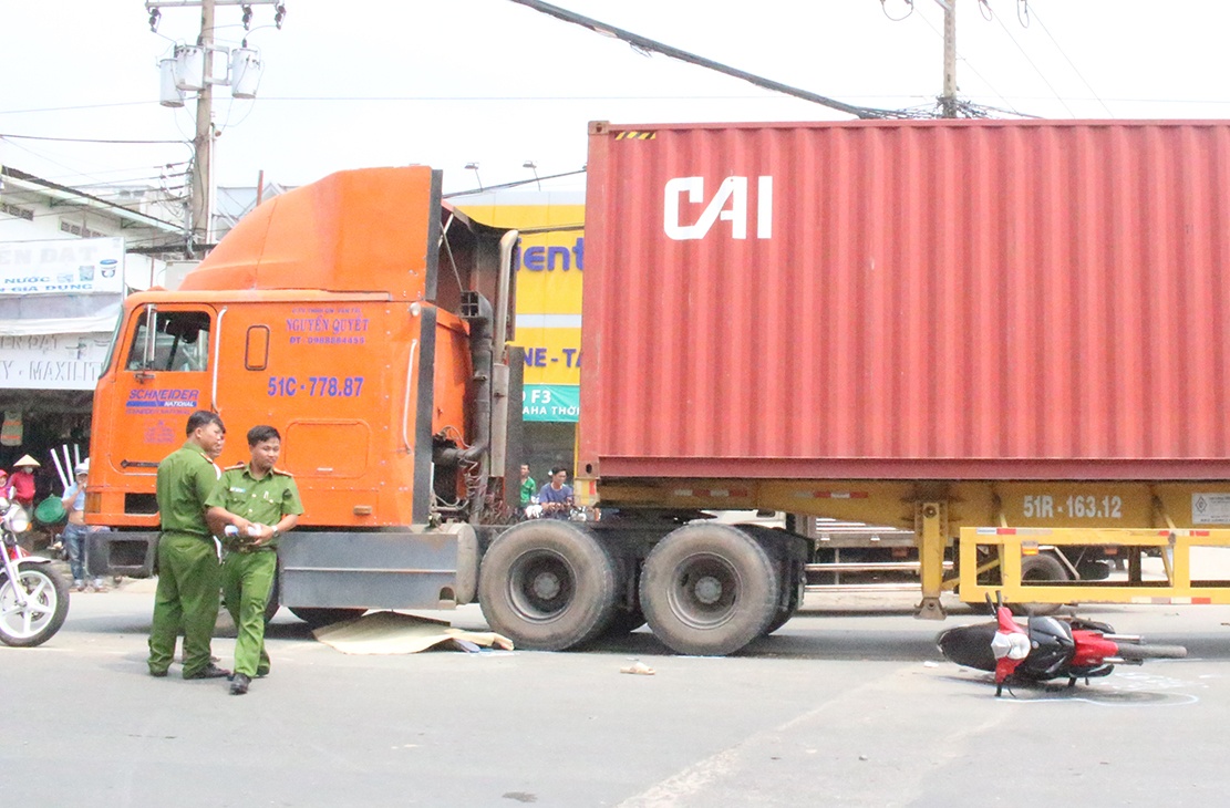 Chong bi thuong, vo tu vong tren duong xin viec hinh anh
