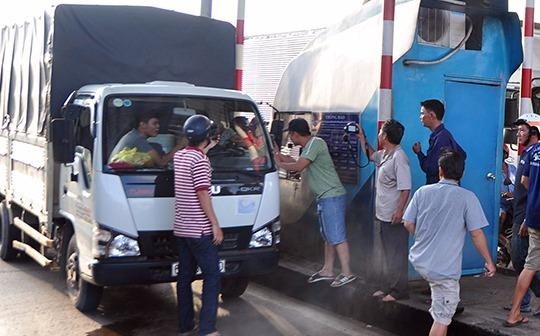Canh hon loan khi tai xe tra tien le o tram BOT tuyen tranh Bien Hoa hinh anh