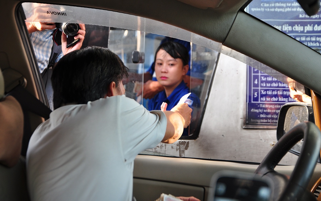 BOT Bien Hoa vo tran vi tai xe tra tien le anh 2