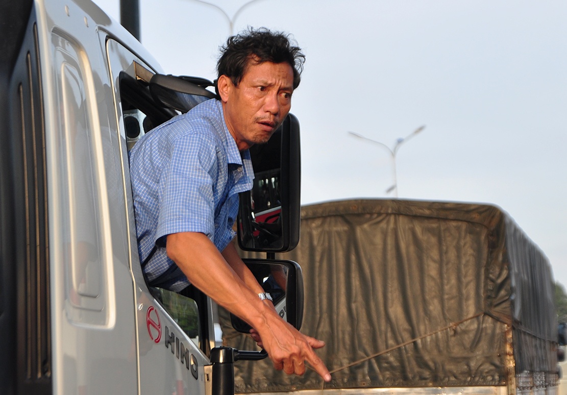 tai xe dung tien xu mua ve qua tram BOT bien Hoa anh 10