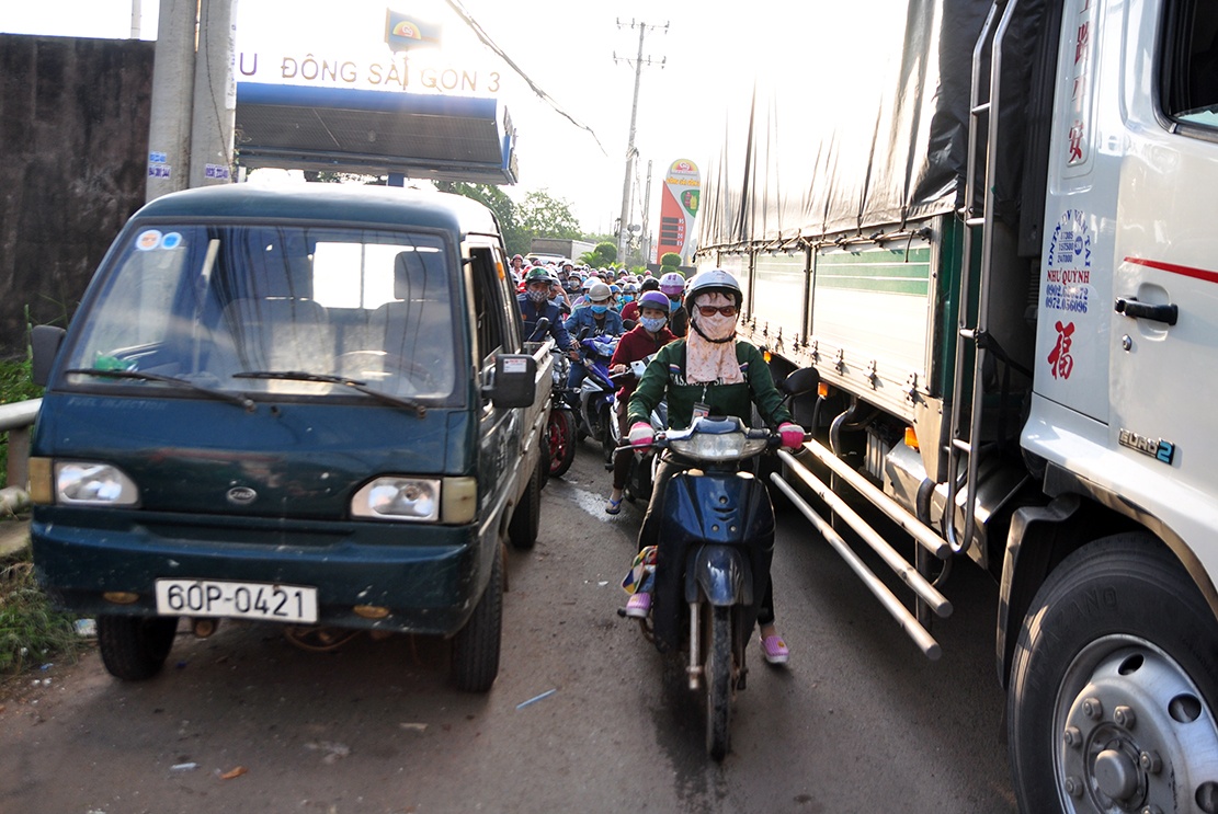 tai xe dung tien xu mua ve qua tram BOT bien Hoa anh 11