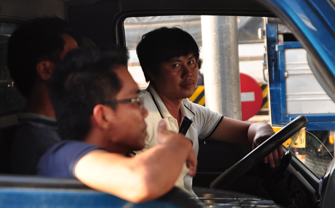 tai xe dung tien xu mua ve qua tram BOT bien Hoa anh 12