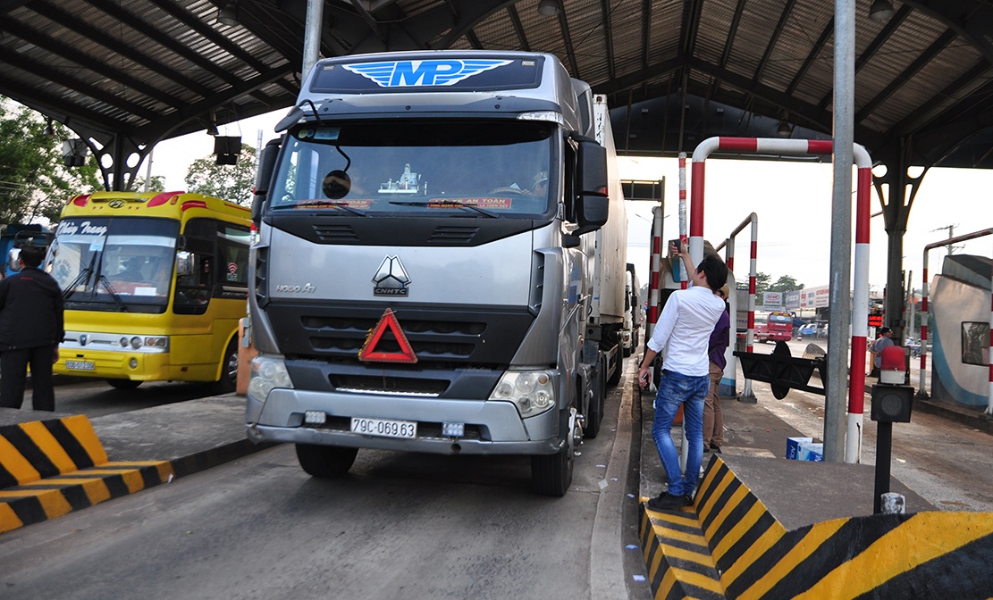 tai xe dung tien xu mua ve qua tram BOT bien Hoa anh 13