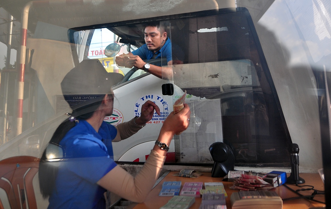 tai xe dung tien xu mua ve qua tram BOT bien Hoa anh 3
