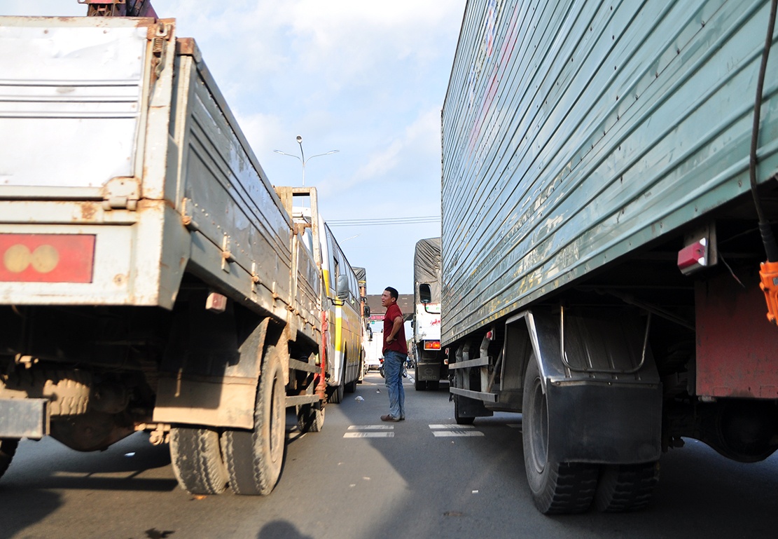 tai xe dung tien xu mua ve qua tram BOT bien Hoa anh 6