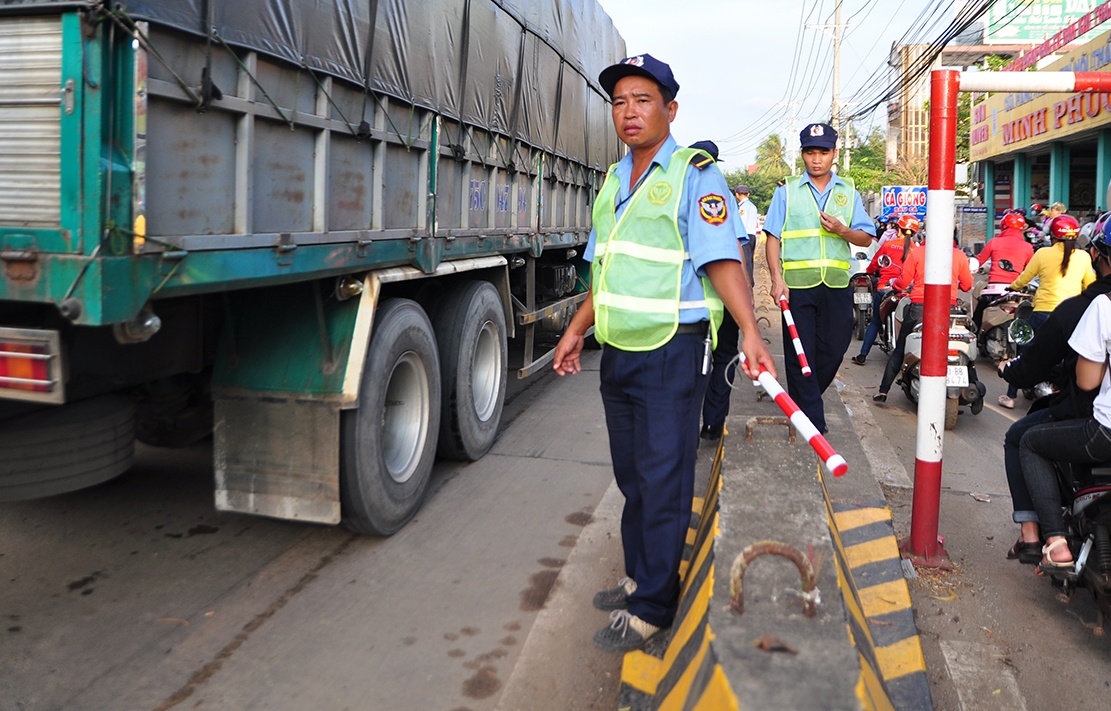 tai xe dung tien xu mua ve qua tram BOT bien Hoa anh 7