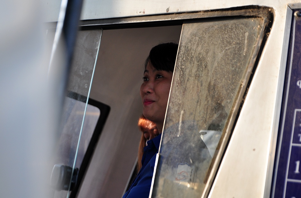 tai xe dung tien xu mua ve qua tram BOT bien Hoa anh 8