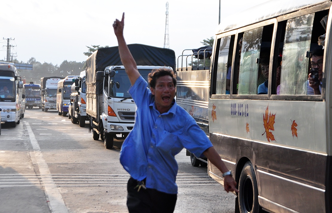 tai xe dung tien xu mua ve qua tram BOT bien Hoa anh 9