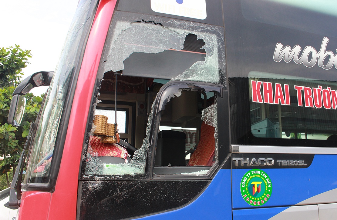 Bang nhom chan oto khach danh phu xe, dap vo kinh chan gio hinh anh