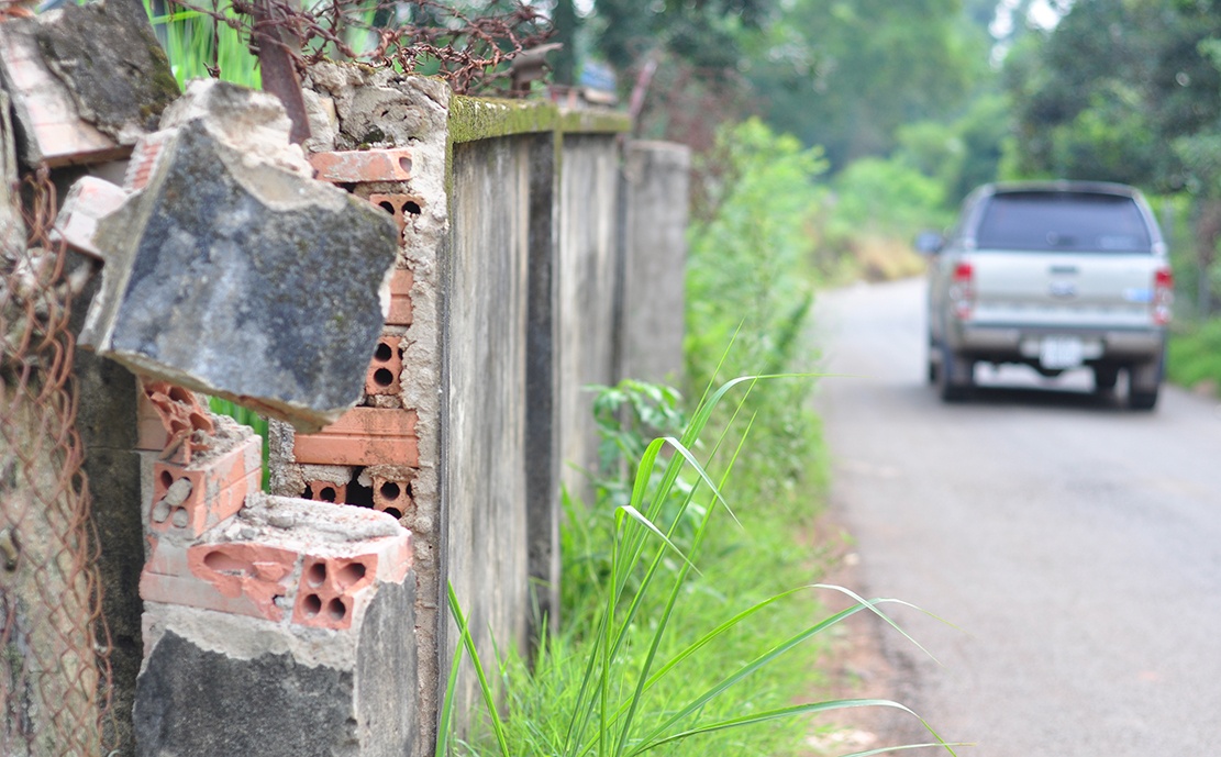 Oto ne tram BOT gay lun duong, nut tuong nha dan hinh anh