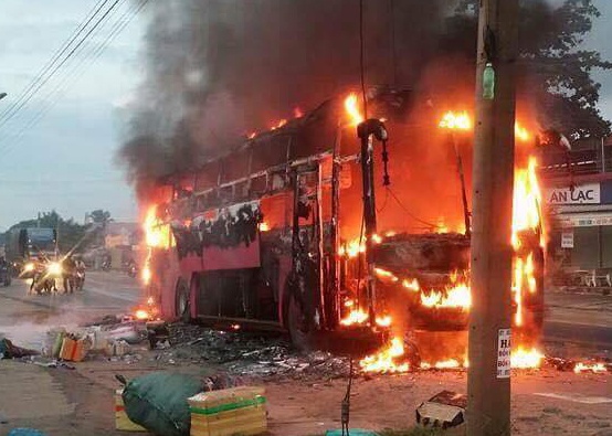 xe giuong nam boc chay anh 1