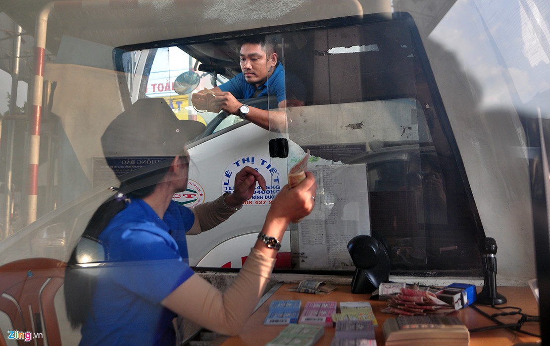 Tai xe ‘de’ dung tien le tra phi tram BOT Bien Hoa hinh anh