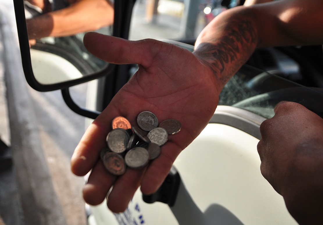 Tai xe lai dung dong xu tra phi qua tram BOT tuyen tranh Bien Hoa hinh anh