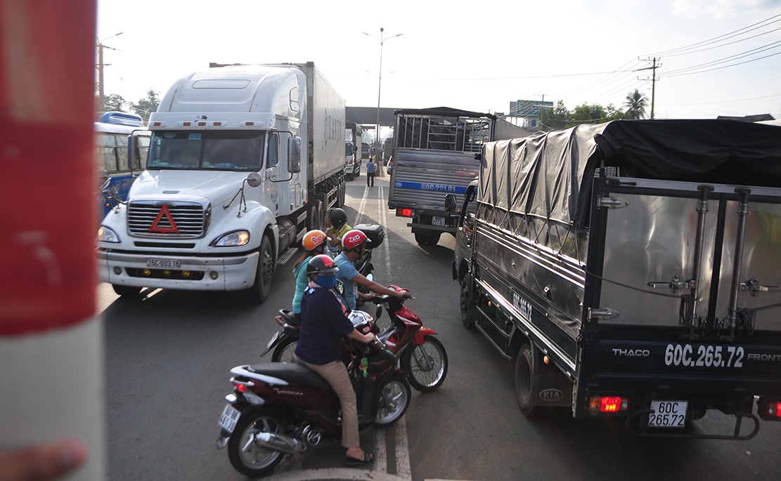 tai xe mua ve bang tien le tram BOT Bien Hoa anh 2