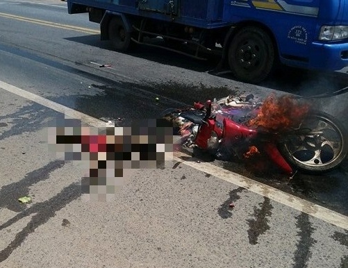 Chau be 5 tuoi bi bong nang khi xe may boc chay sau va cham oto tai hinh anh