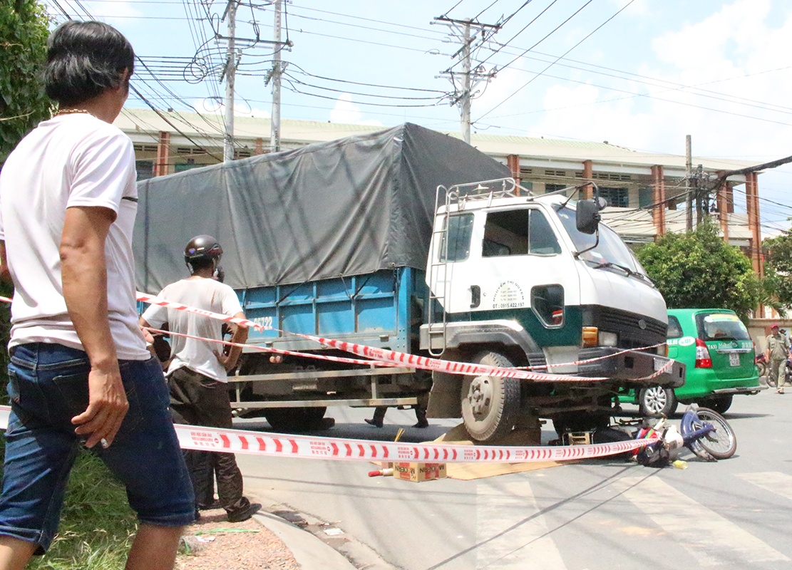 2 ong chau tu nan tren duong den truong hinh anh