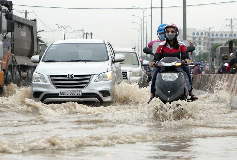 Xe co bi bom loi nuoc tren quoc lo bi ngap sau hinh anh