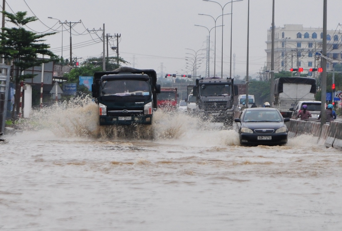 Quoc lo 51 o Dong Nai chim trong bien nuoc suot 7 gio hinh anh