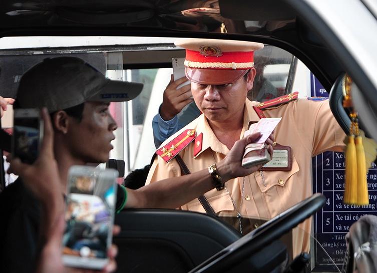 Canh sat giao thong ngan tai xe tra tien le o BOT Bien Hoa hinh anh