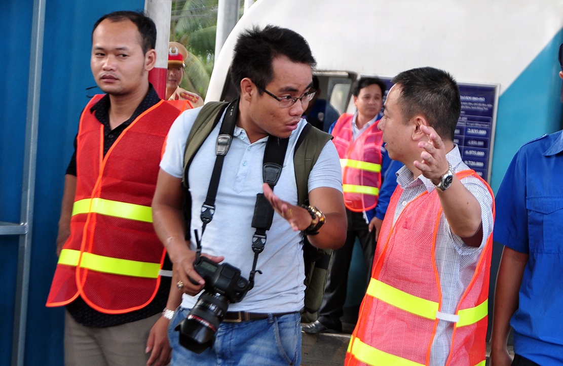 Phong vien bi duoi khi tac nghiep o tram BOT tuyen tranh Bien Hoa hinh anh