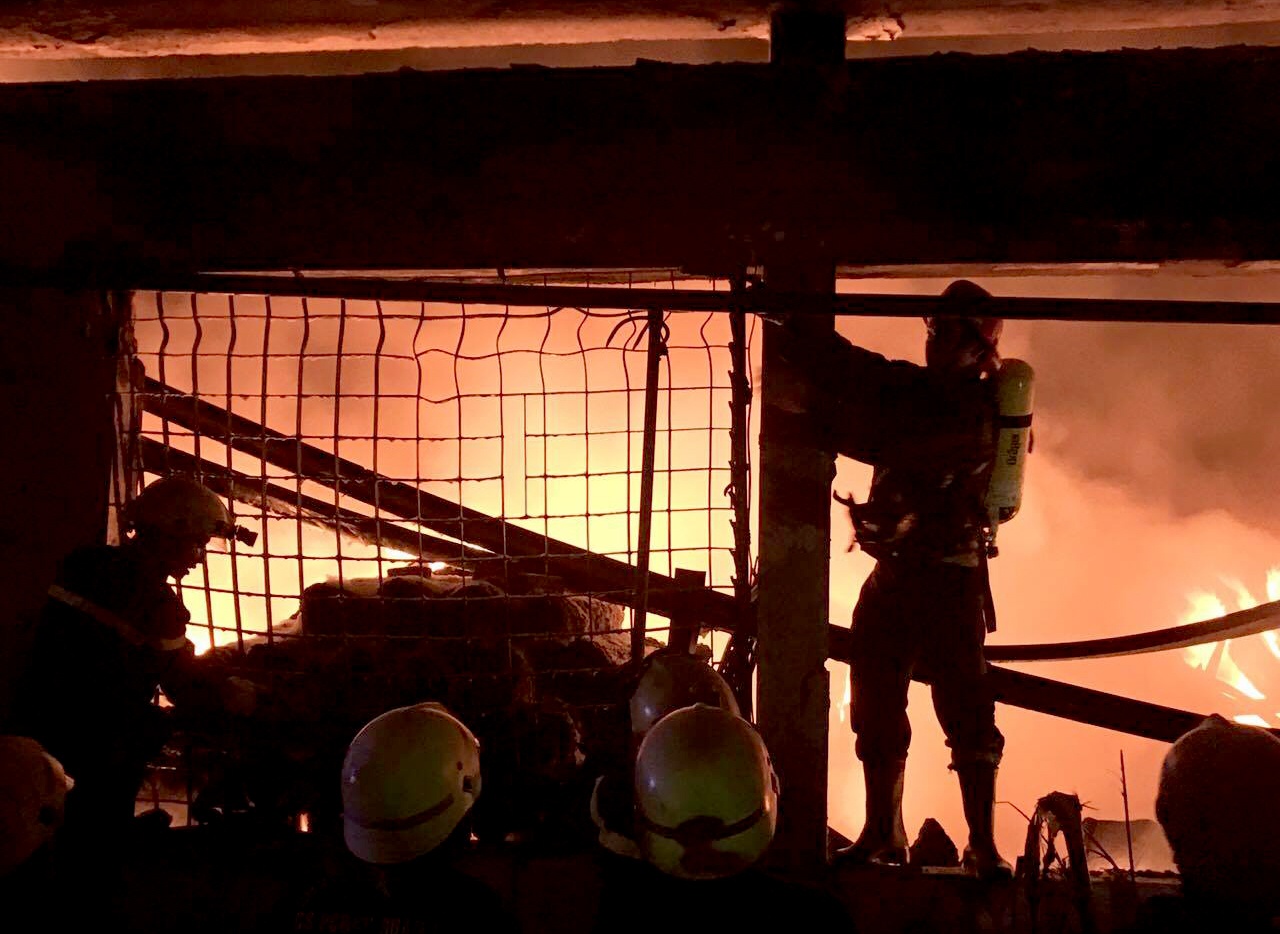 Chay lon tai Khu cong nghiep Tan Binh hinh anh