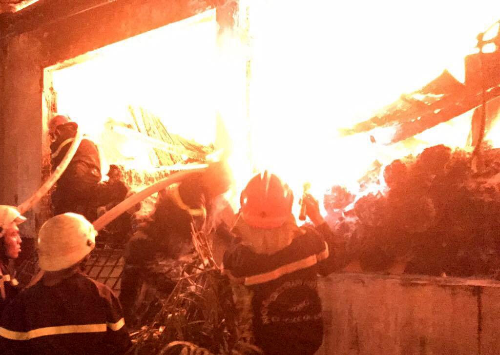 Chay lon tai cong ty may o Sai Gon hinh anh