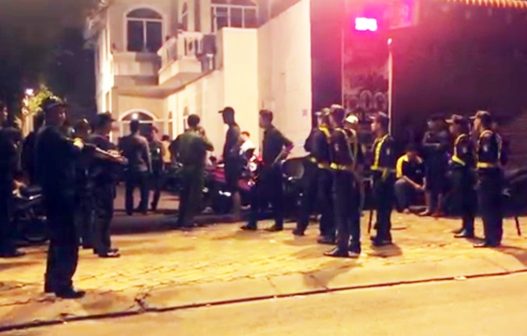 Hang tram canh sat 'dot kich' quan bar F1 co tieng o Binh Duong hinh anh