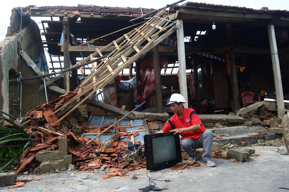 Nguoi dan Quang Binh co vot vat tai san con sot lai sau bao so 10 hinh anh