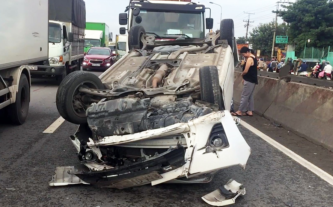 2 vợ chồng kêu cứu trong xe lật ảnh 1 2 vo chong keu cuu trong xe lat anh 1