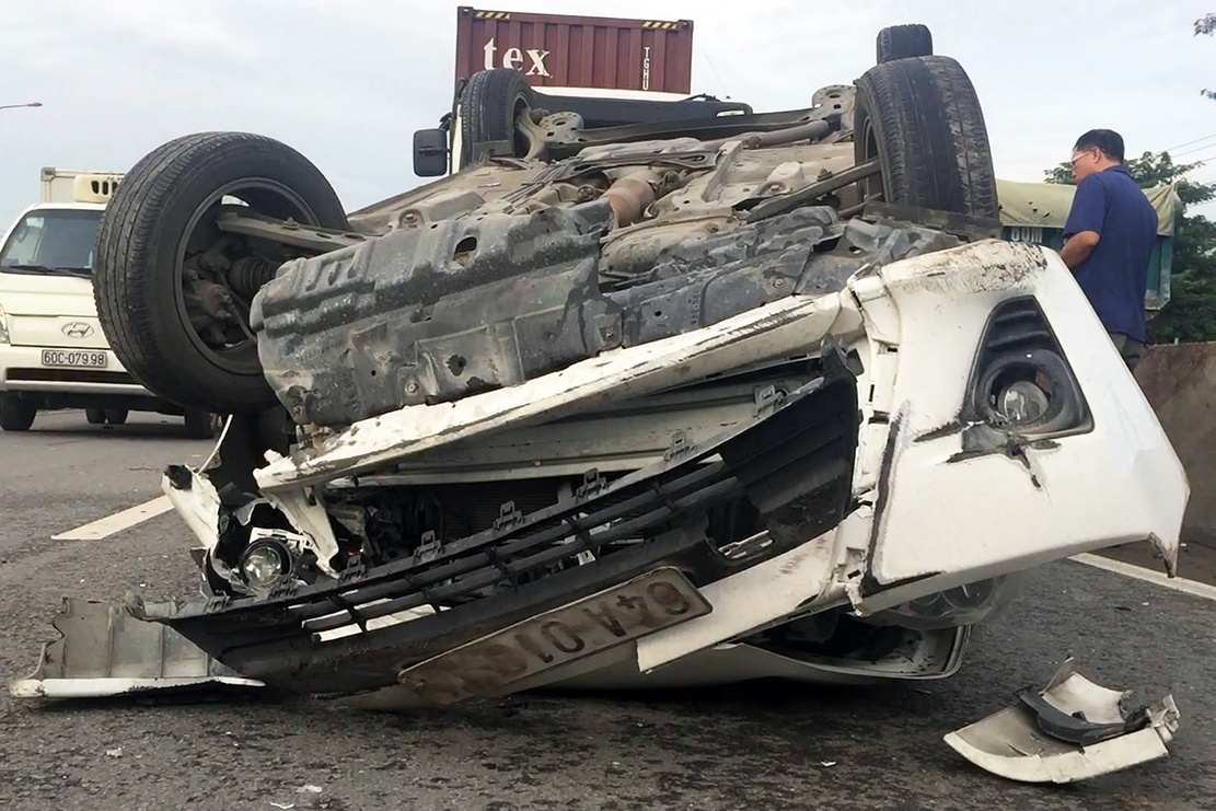 Hai vo chong keu cuu trong oto 4 cho lat ngua hinh anh