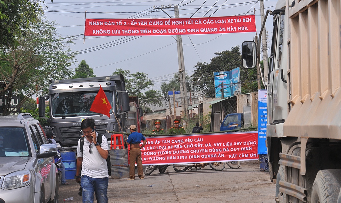 Dan dat chuong ngai vat chan xe cho da vao duong dan sinh hinh anh